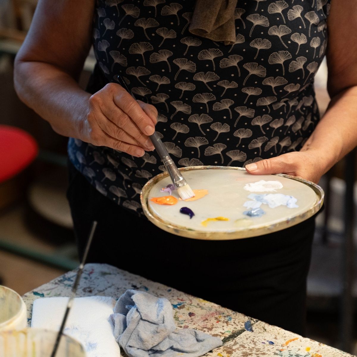 Akrylfarver og pensler til begynderkursus i maleri.