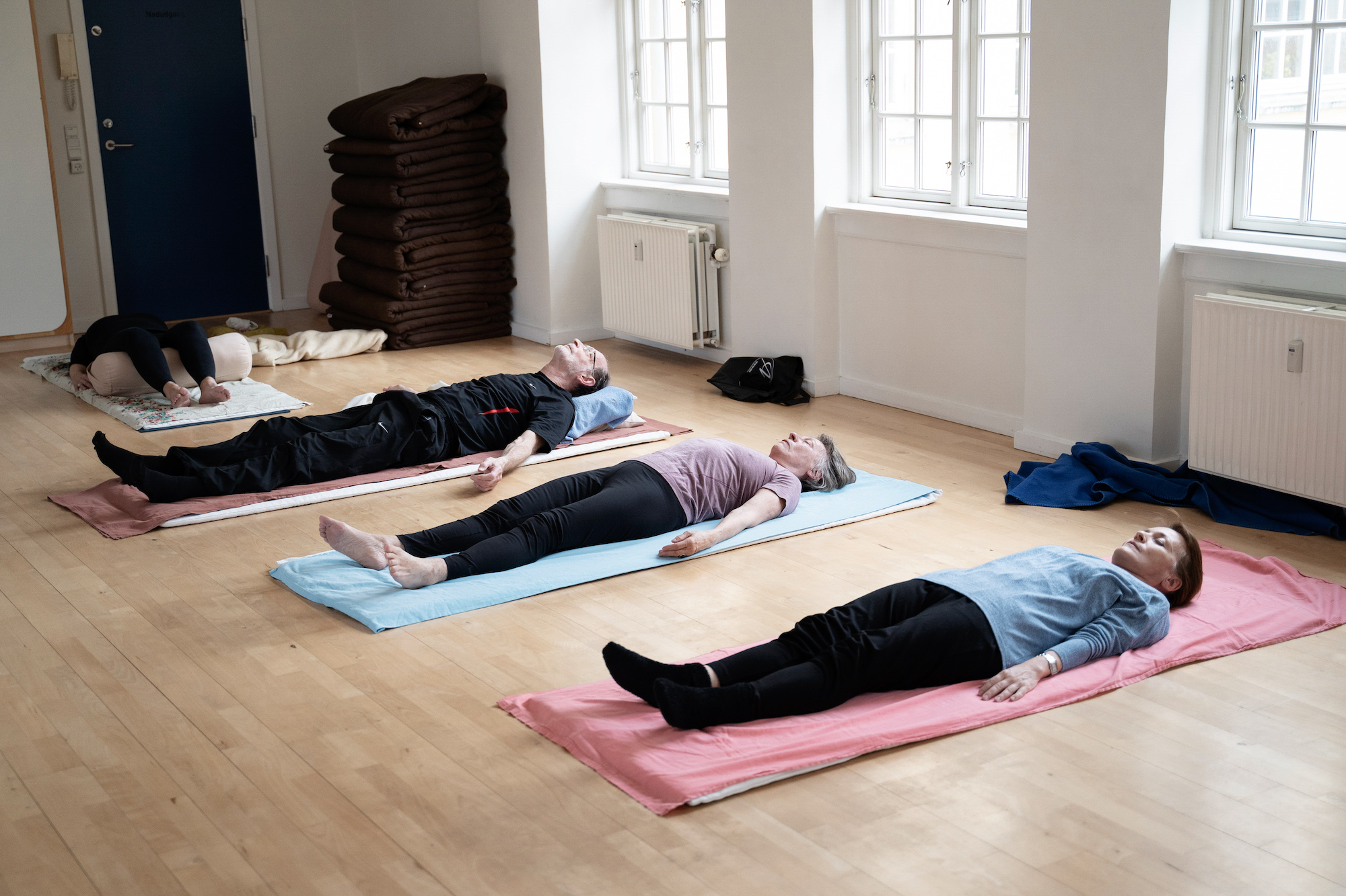 Deltager i blid hatha yogastilling med fokus på ryggen