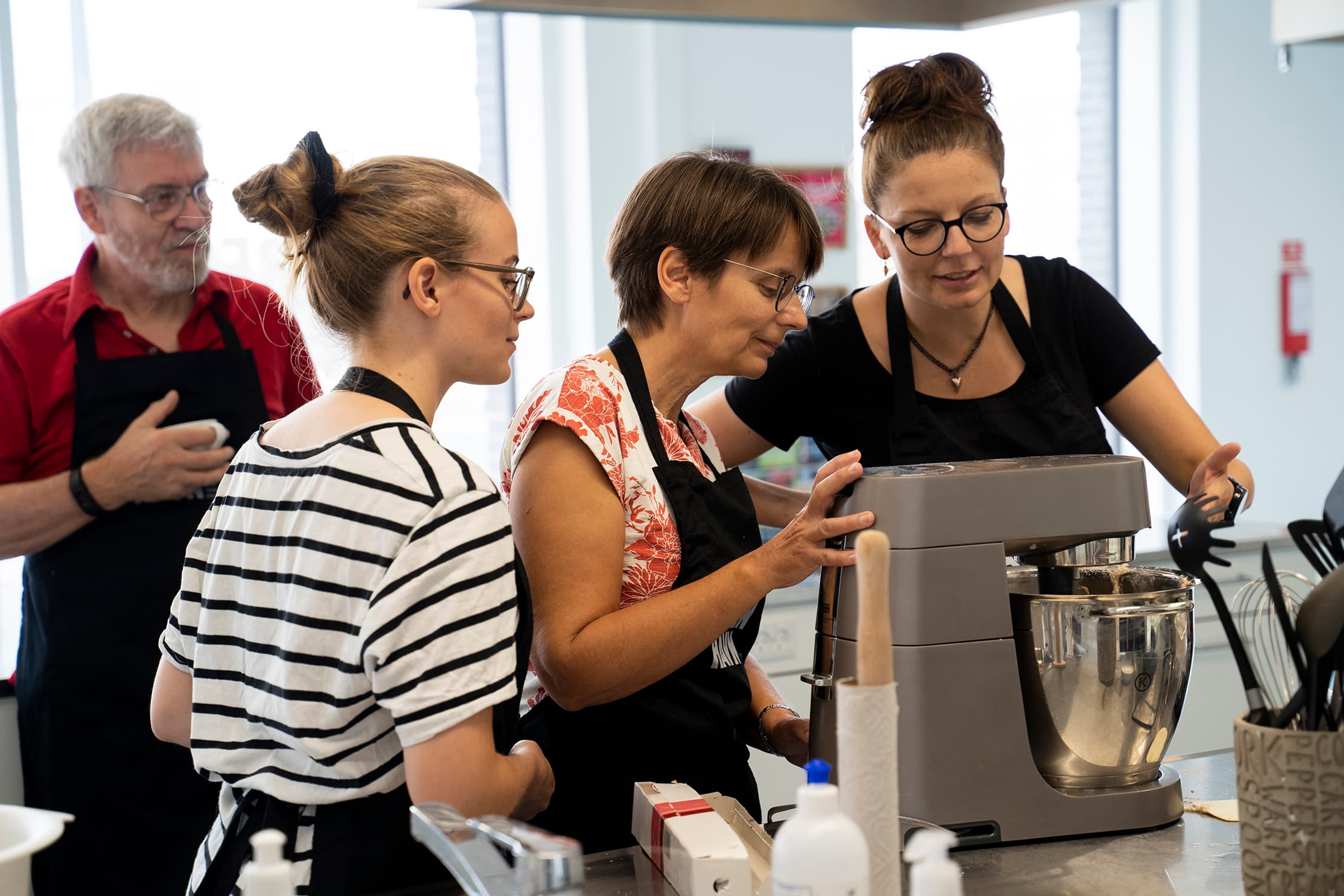 Kursister og underviser bruger røremaskine på bagekursus