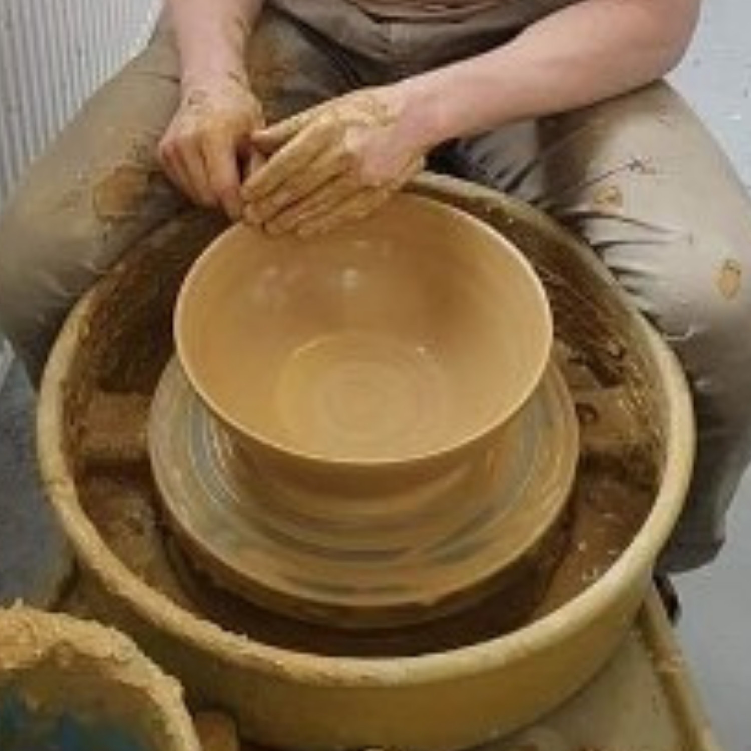 Gustav der drejer en skål af ler på en drejeskive