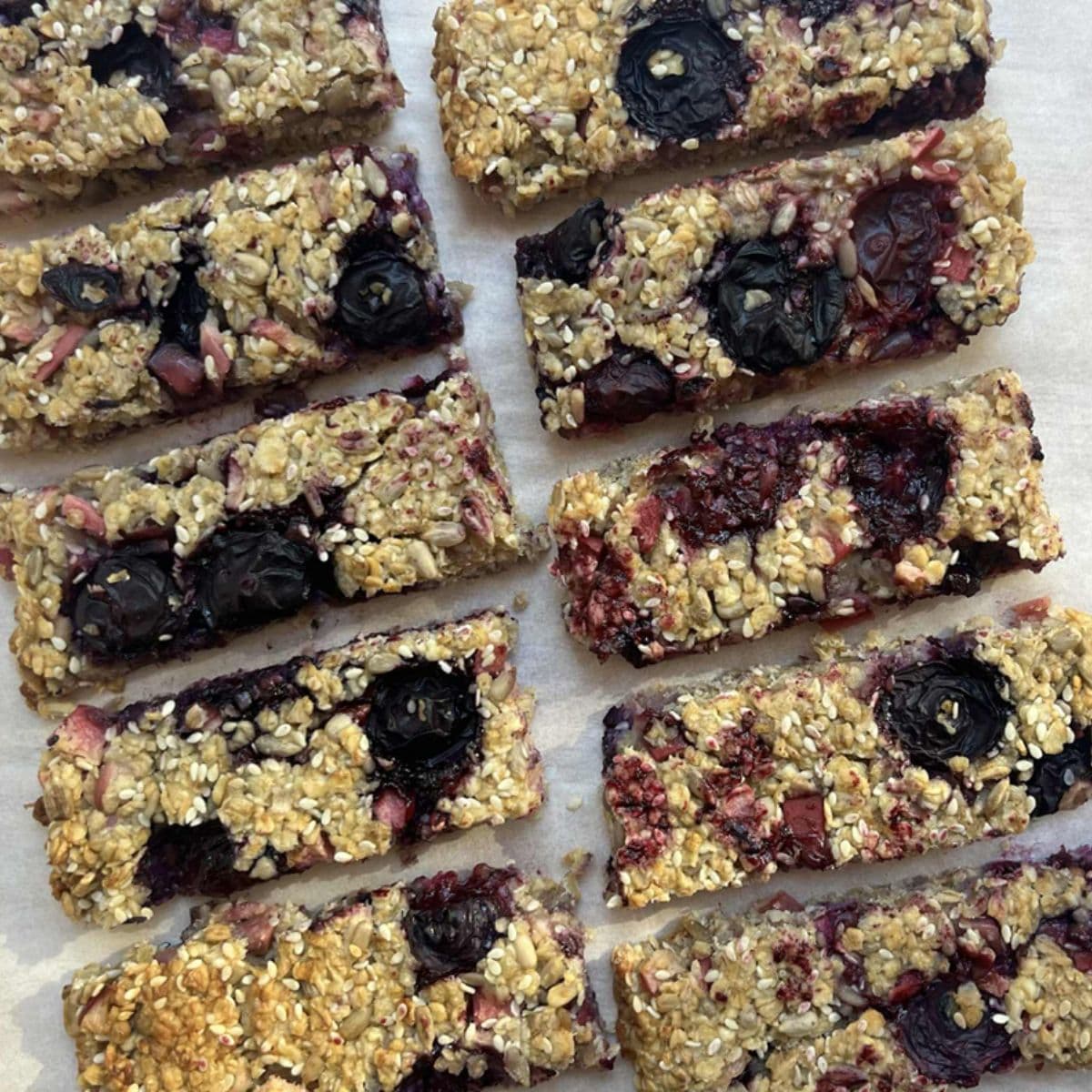 Muslibarer med æble og blåbær. Du kan finde opskriften på det lækre mellemmåltid på FOF Aarhus' hjemmeside.