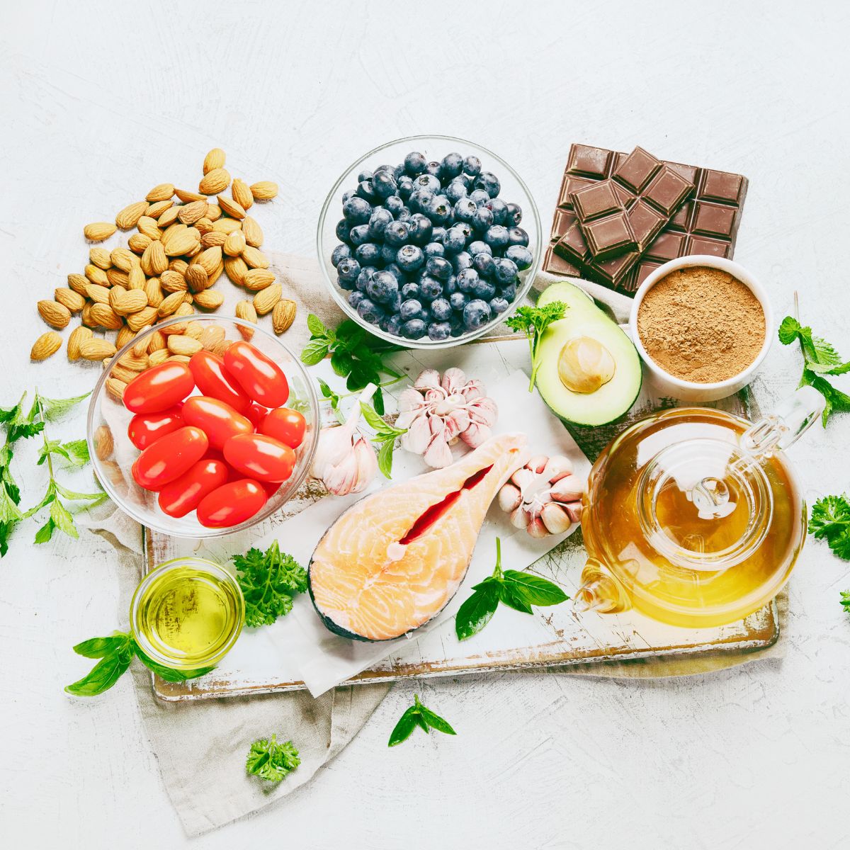 Deltagere laver antiinflammatoriske middelhavsretter med friske grøntsager, olivenolie og krydderurter på madkursus