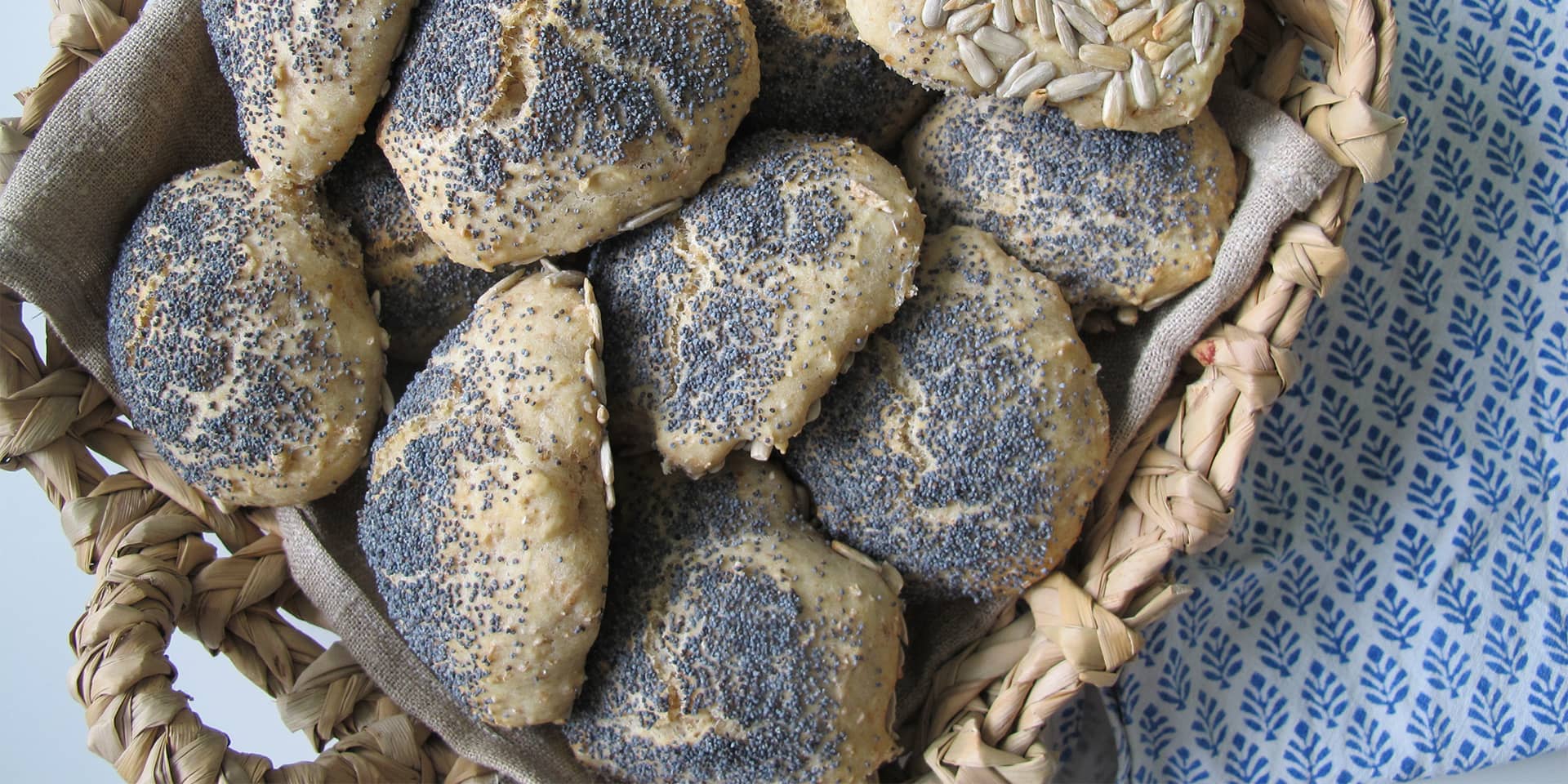 Hjemmebagte sprøde rundstykker med kerner | FOF Aarhus