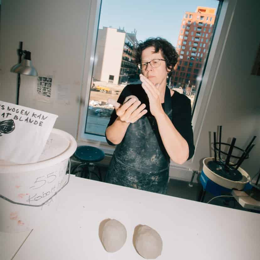 Kvinde er kreativ hos FOF Djursland