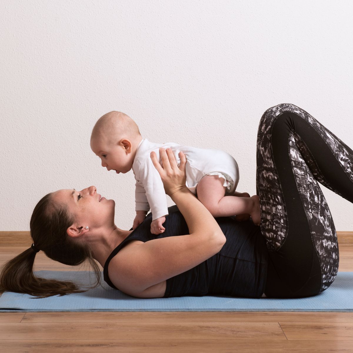 Mor og baby træner sammen