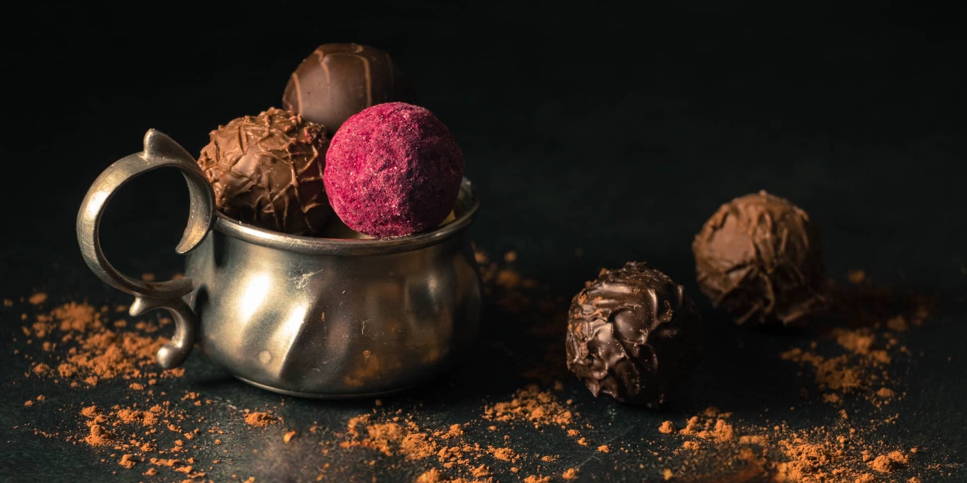 Juletrøfler. Brune og en lyserød. På dette madlavningskursus i FOF Aarhus kan du lære at lave juletrøfler.