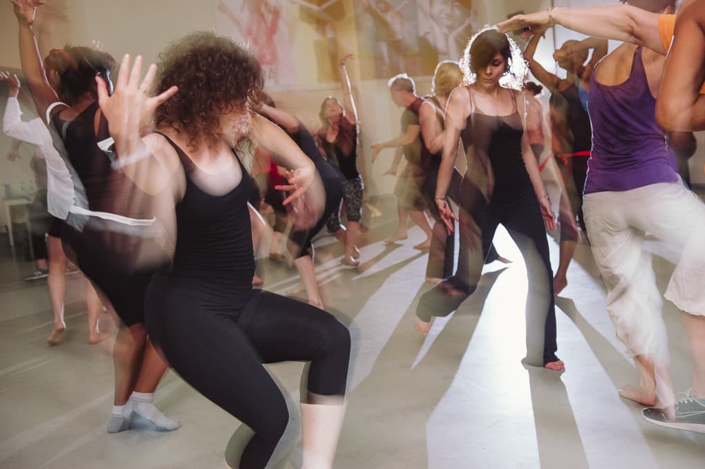 Deltagere danser og træner til musik på Groove FIT-hold hos FOF