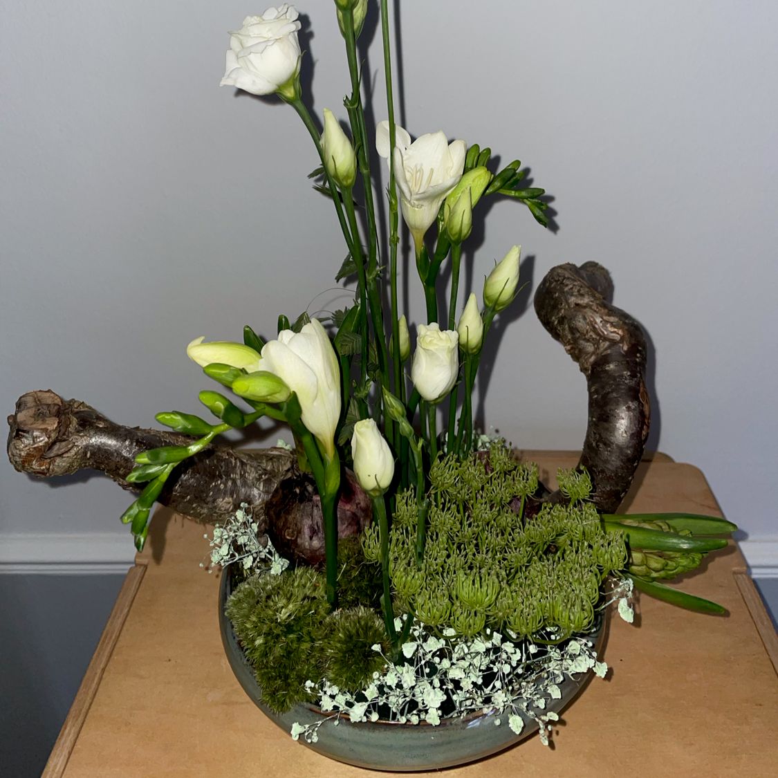 hvide blomster krogede tykke grene