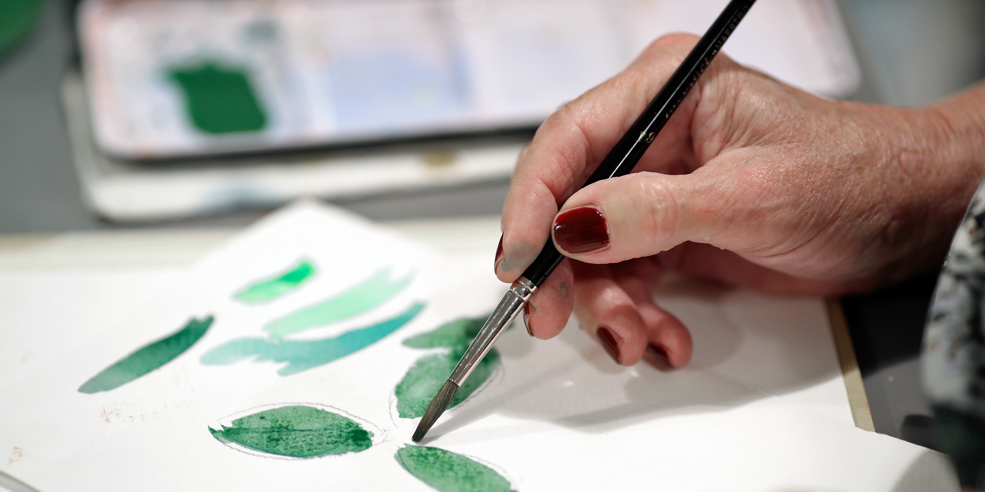 Deltager arbejder med tegning og akvarel på kursus for begyndere og letøvede.