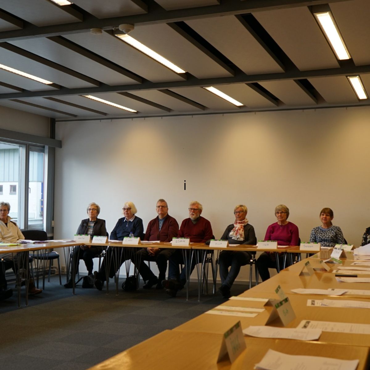 Deltagerne sidder og lytter