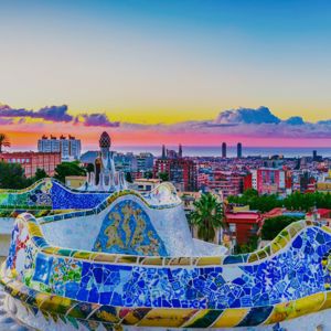 Farverig udsigt over Barcelona – symbol på spansk sprog og kultur.