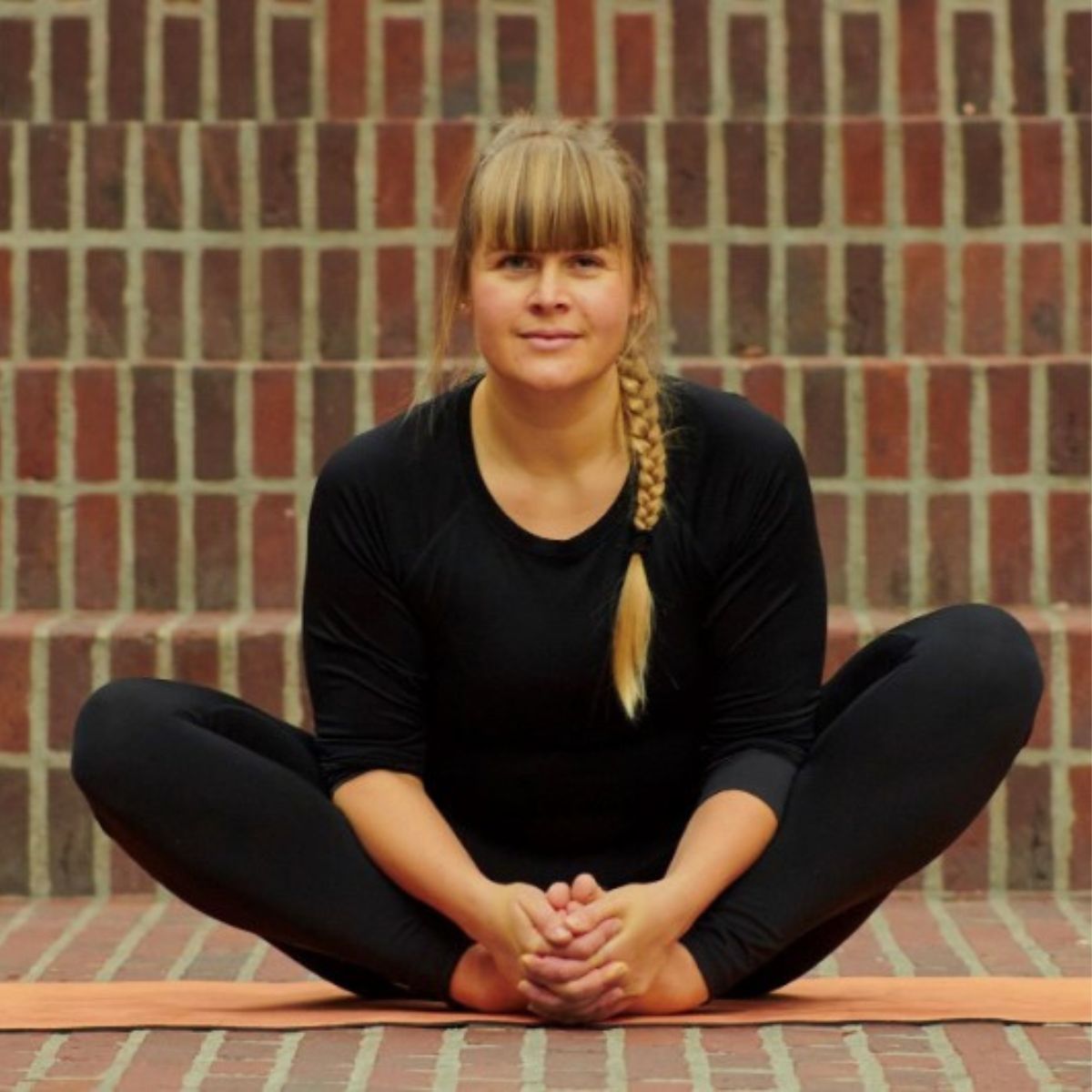 Underviser viser yogaøvelse