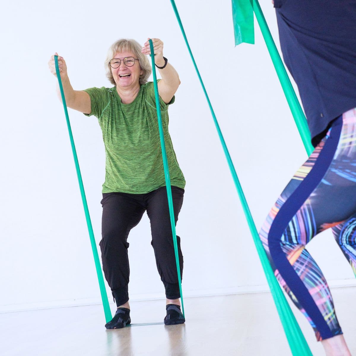 to glade damer der laver motion med elastikker