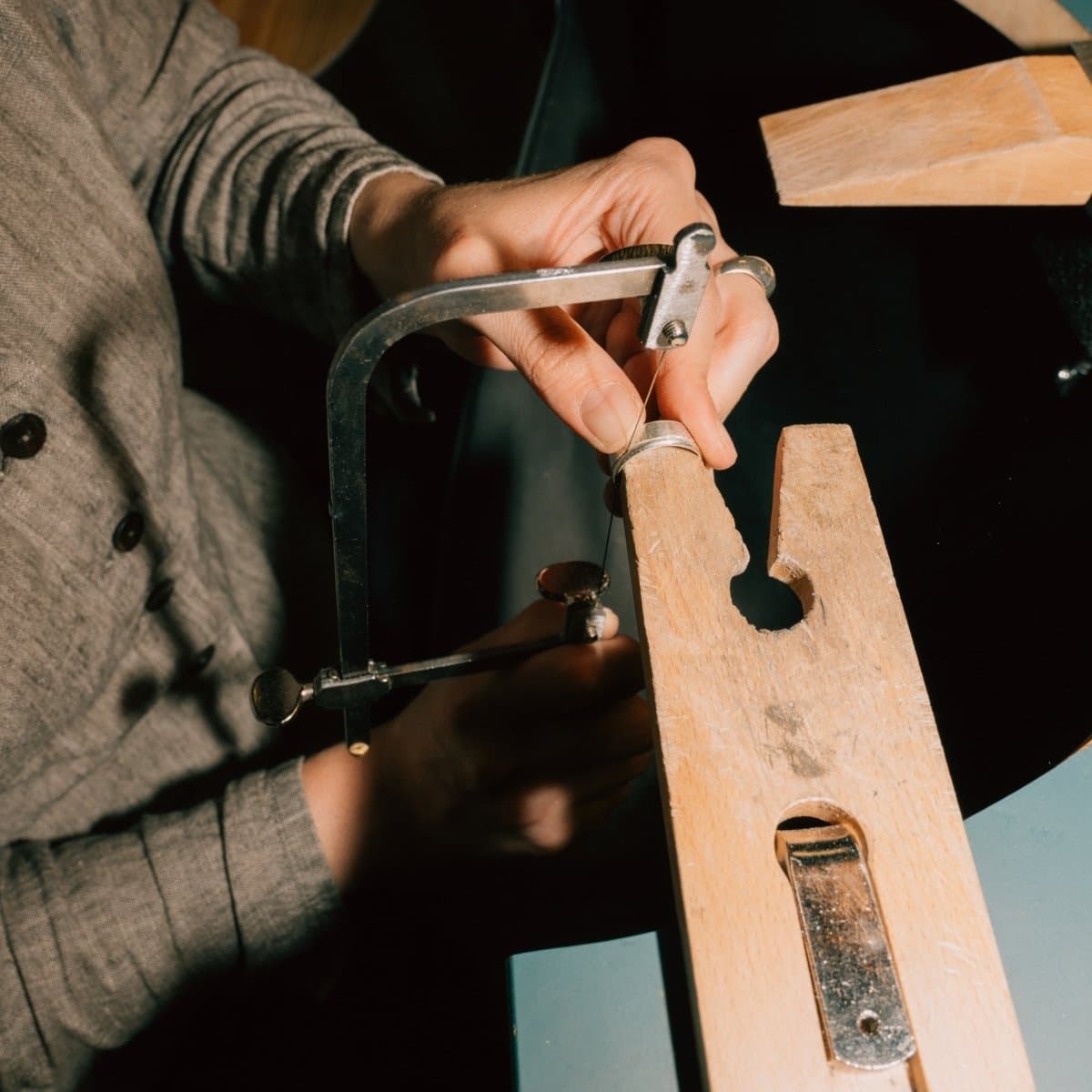 kursist på smykkekursus