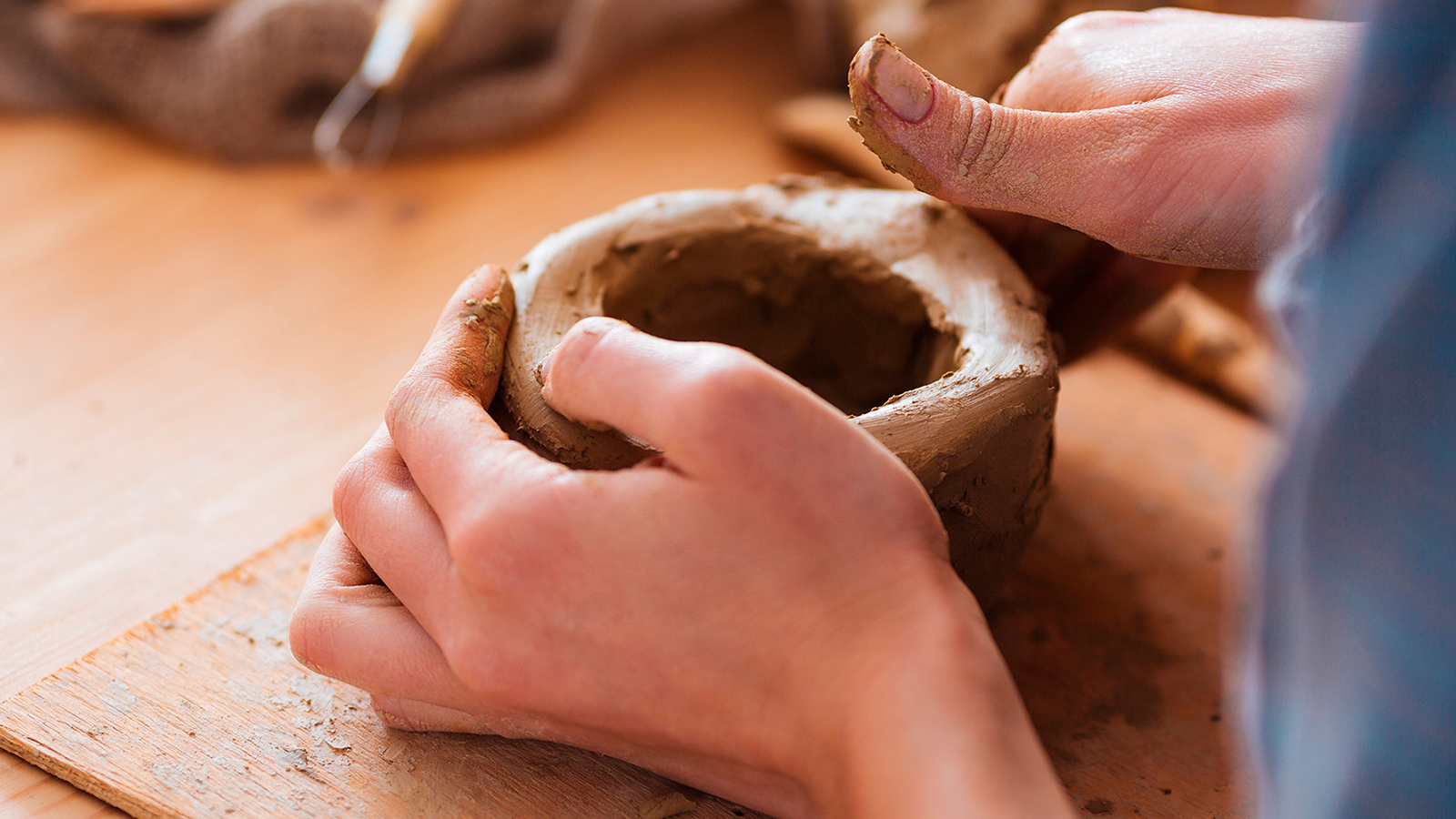 Form unikke keramiske værker og find dit eget kreative udtryk med FOF Djursland i Stenvad