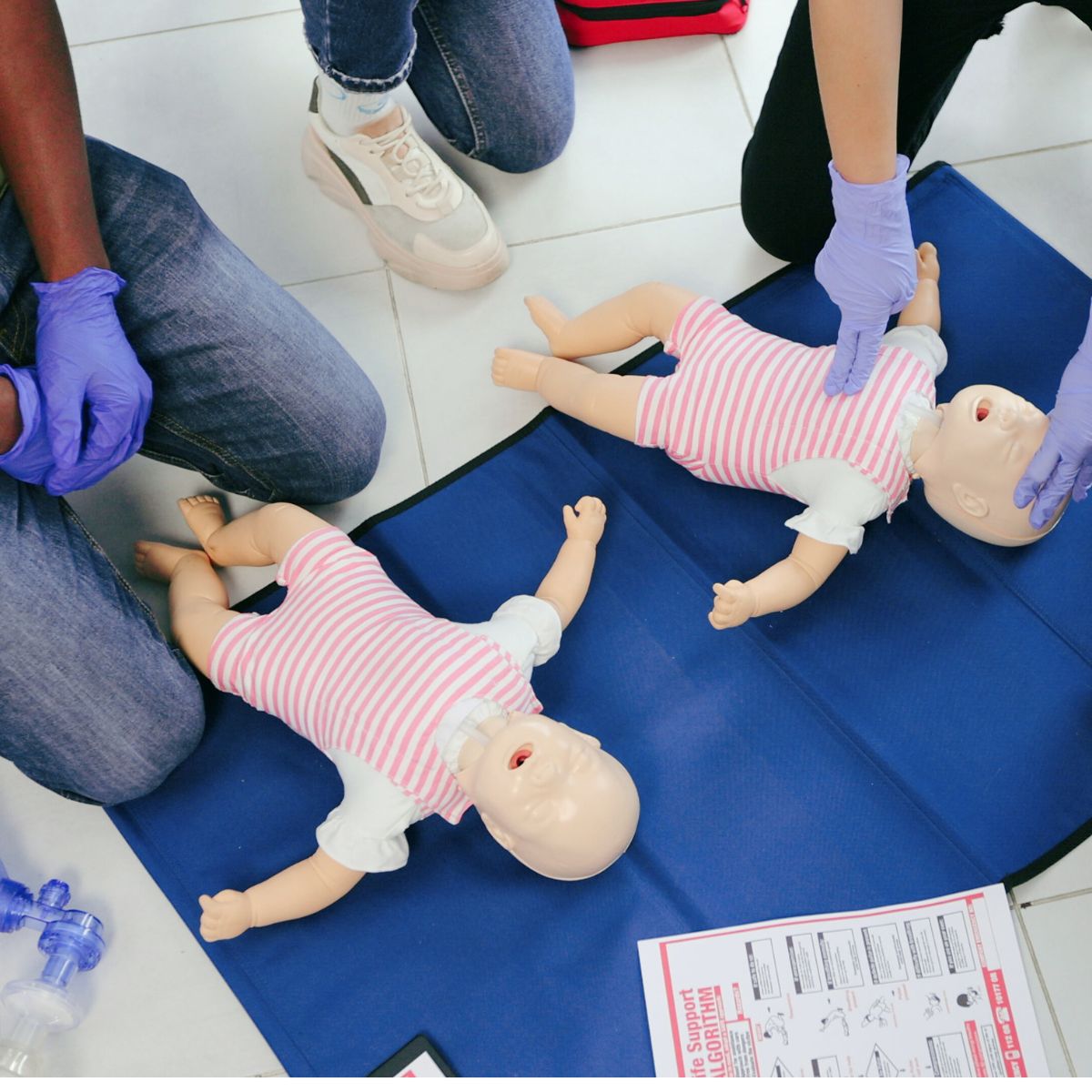 Forælder træner førstehjælp til baby hos FOF Aalborg.