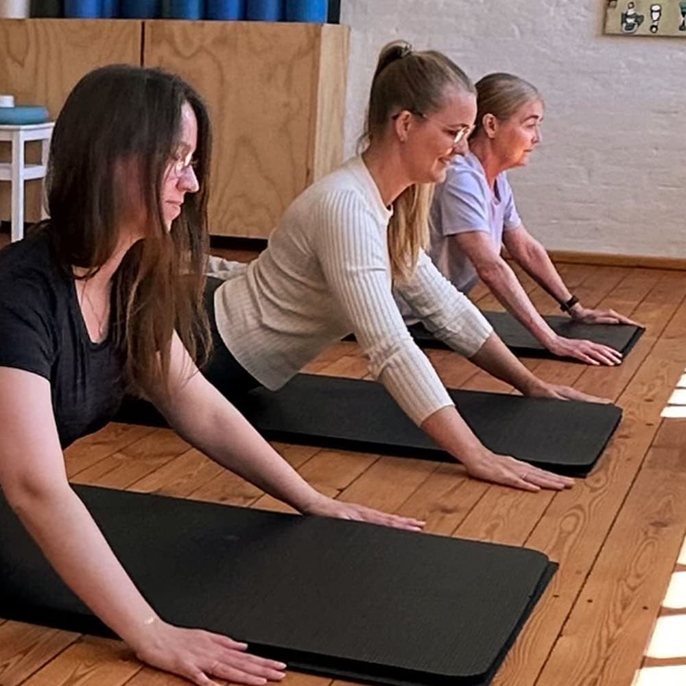 3 kvinder til pilates ryg og arme stræk