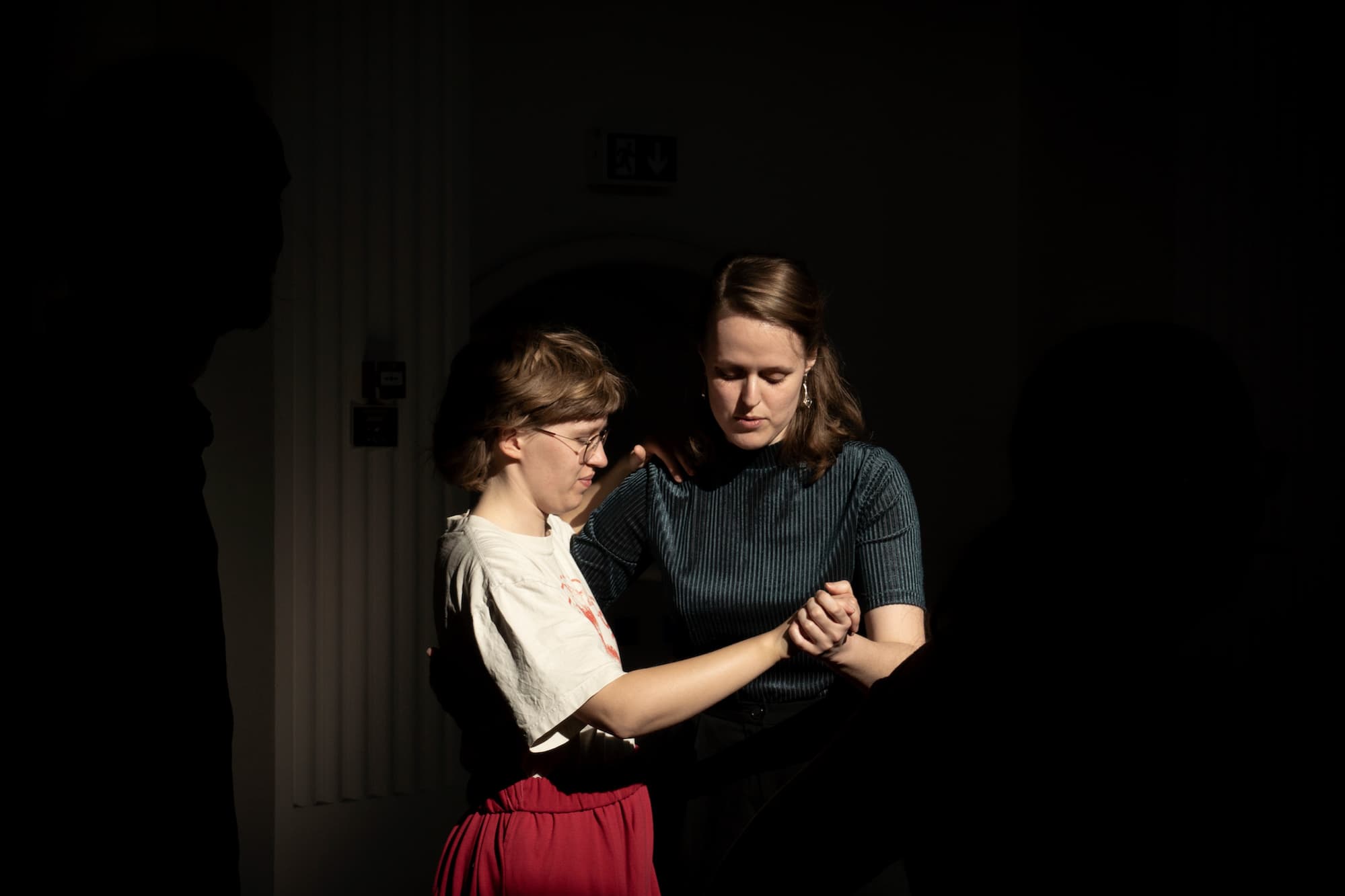 Dansere udfører vestjyske pardanse på dansekursus