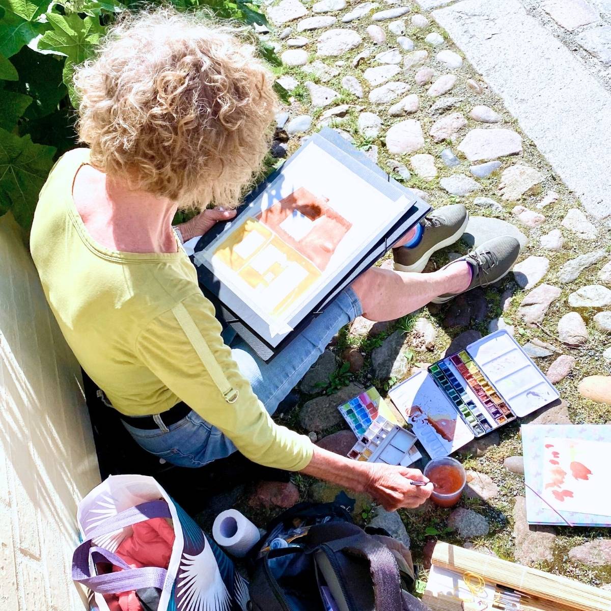 Dame der maler akvarel i det grønne hos FOF