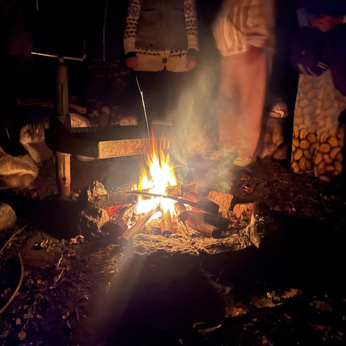 mennesker omkring et bål