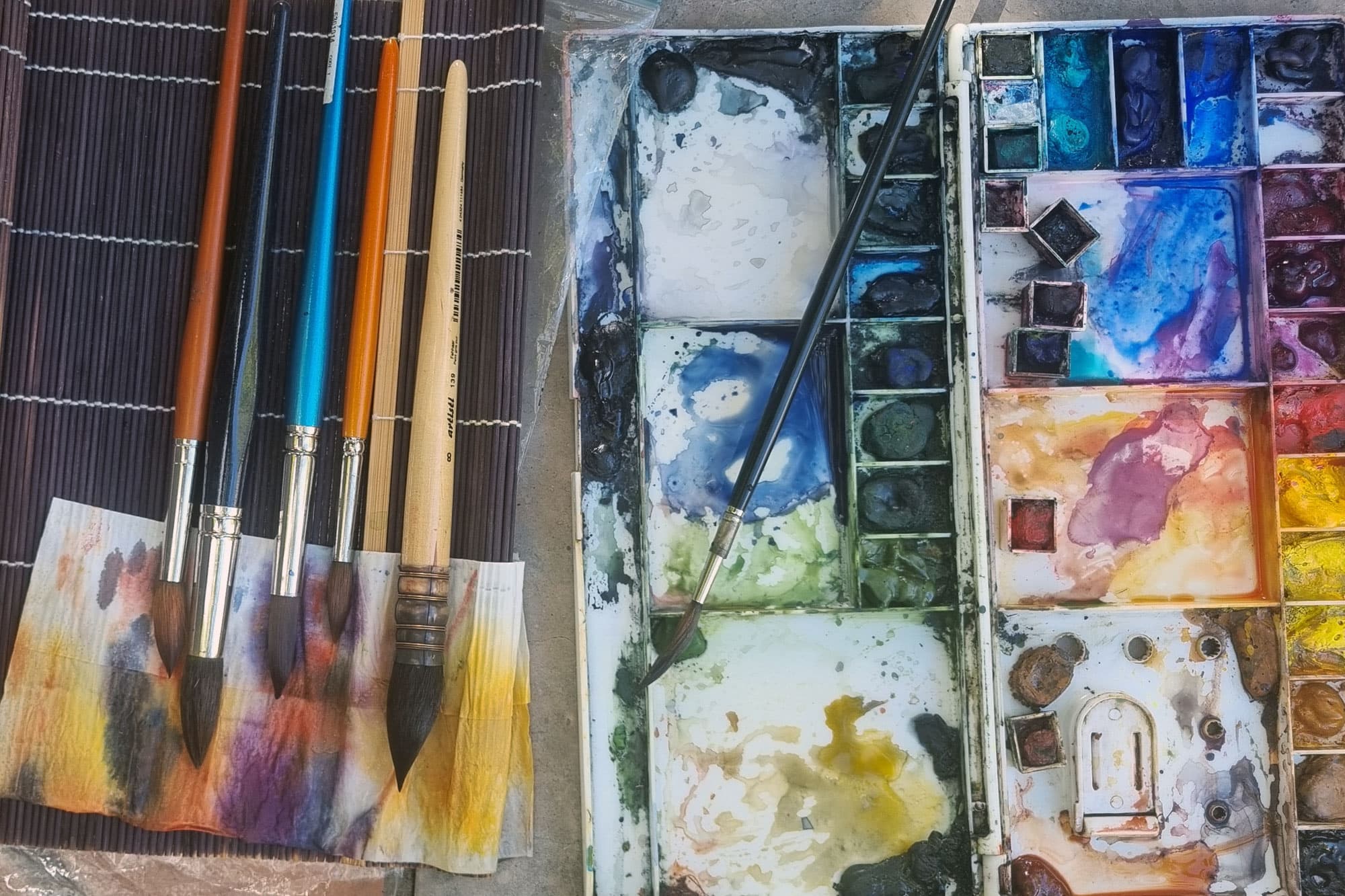 Deltager maler landskab med perspektiv og farvekontraster