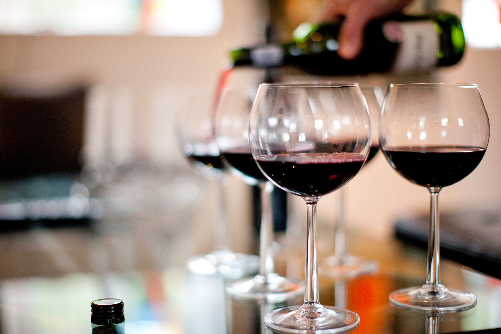 Vinglas med rødvin. Smagning af franske vine hos FOF København og Nordsjælland.