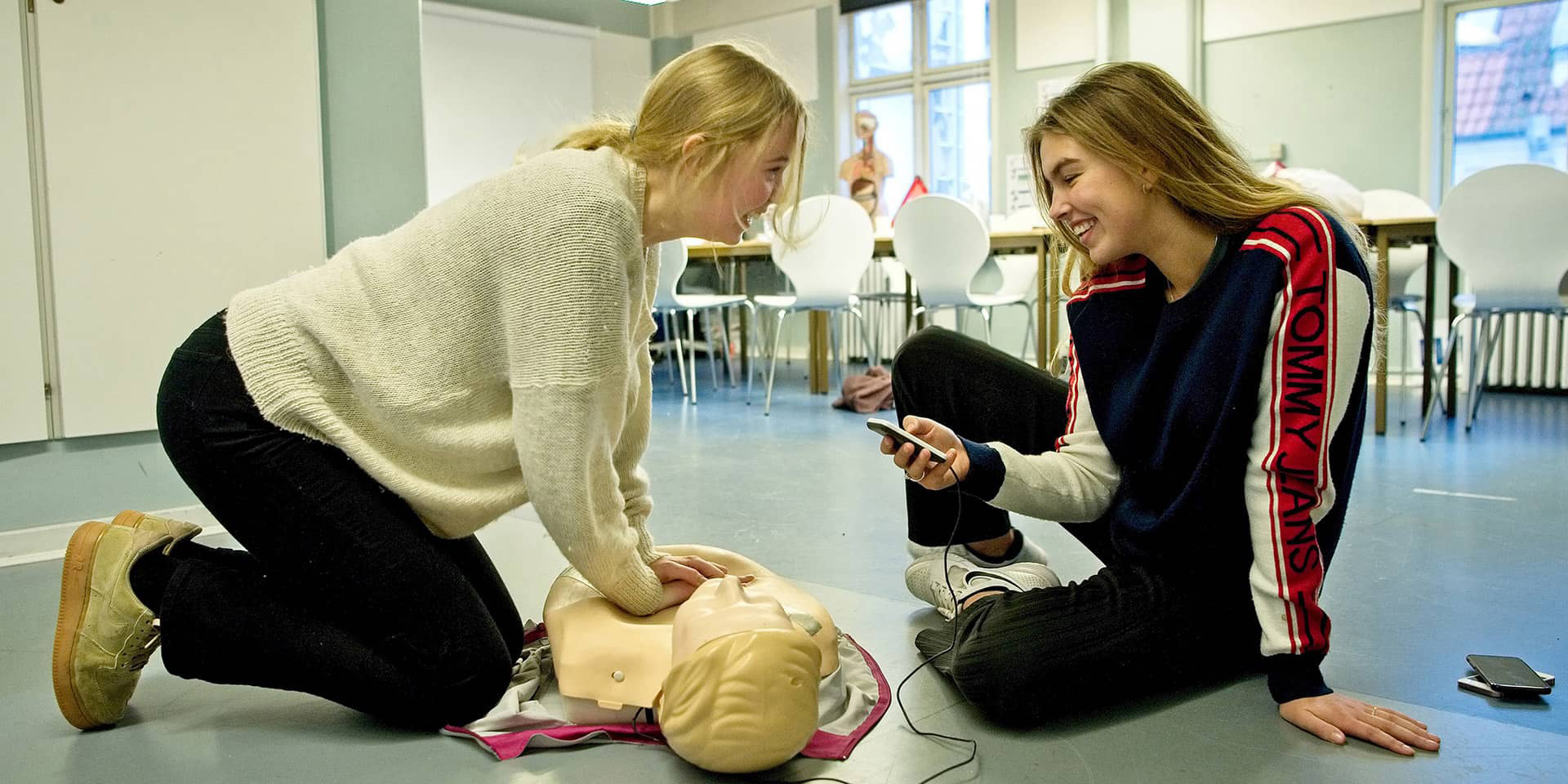 Unge deltagere på et førstehjælpskursus | Færdselsrelateret kursus i FOF Aftenskolen Aarhus