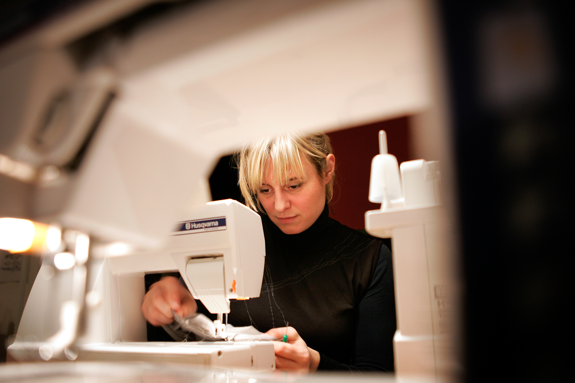 Kursist arbejder ved symaskine på sykursus hos FOF København og Nordsjælland