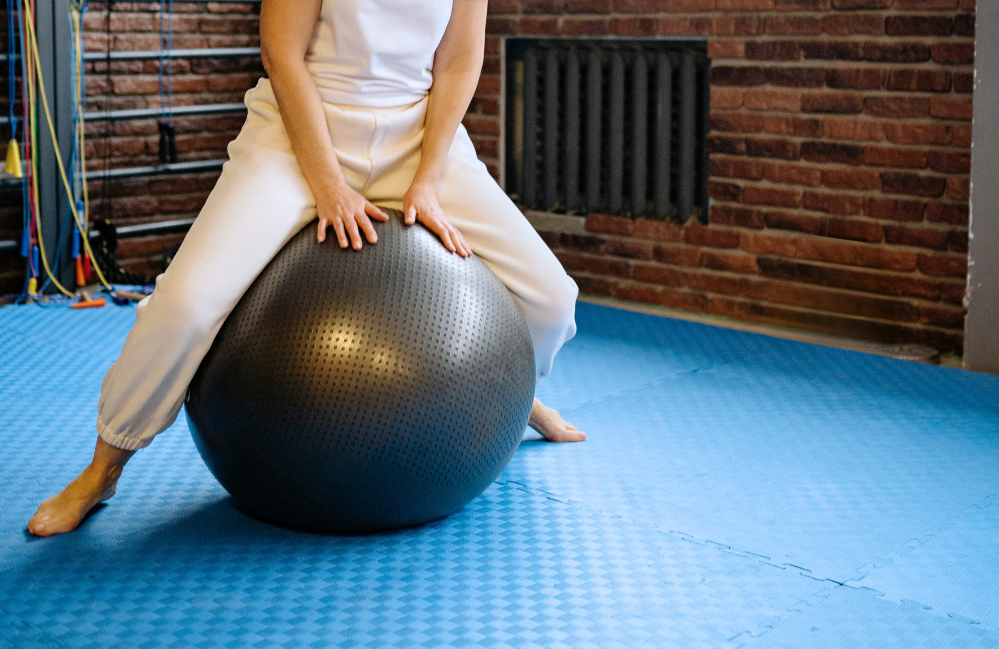 Deltager laver motionsgymnastik med bold hos FOF København og Nordsjælland