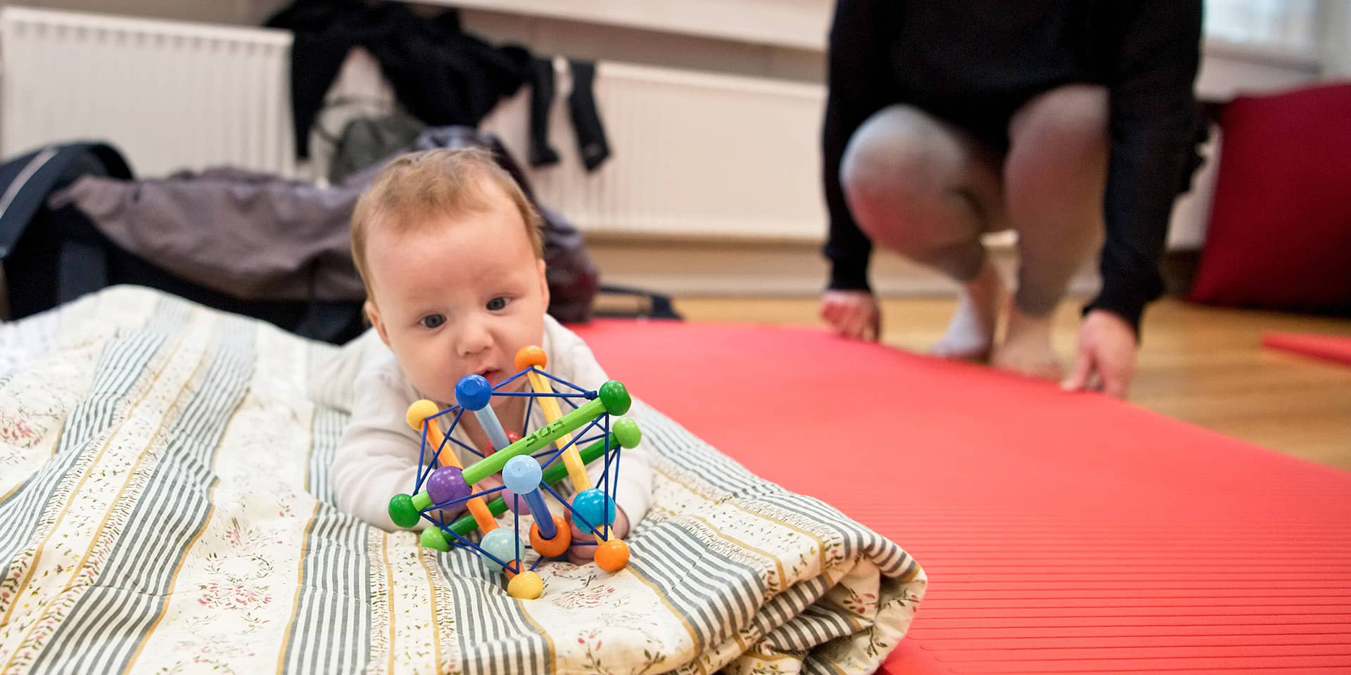 Baby og mor til efterfødselstræning i FOF Aftenskolen Aarhus