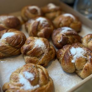 Frisklavede kardemommesnurrer lige fra ovnen