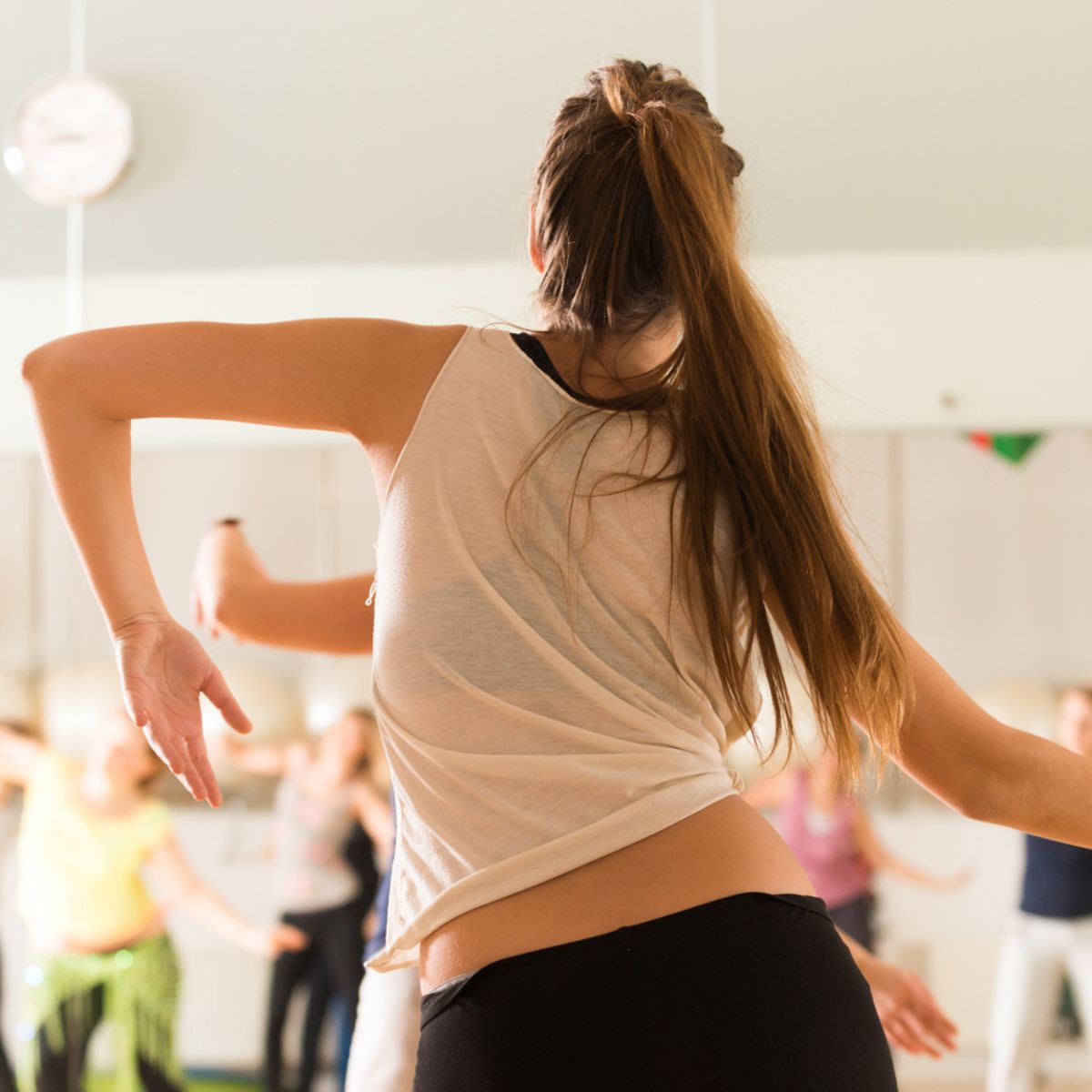 Deltagere danser Confi Dance med energi og selvtillid hos FOF Aalborg.