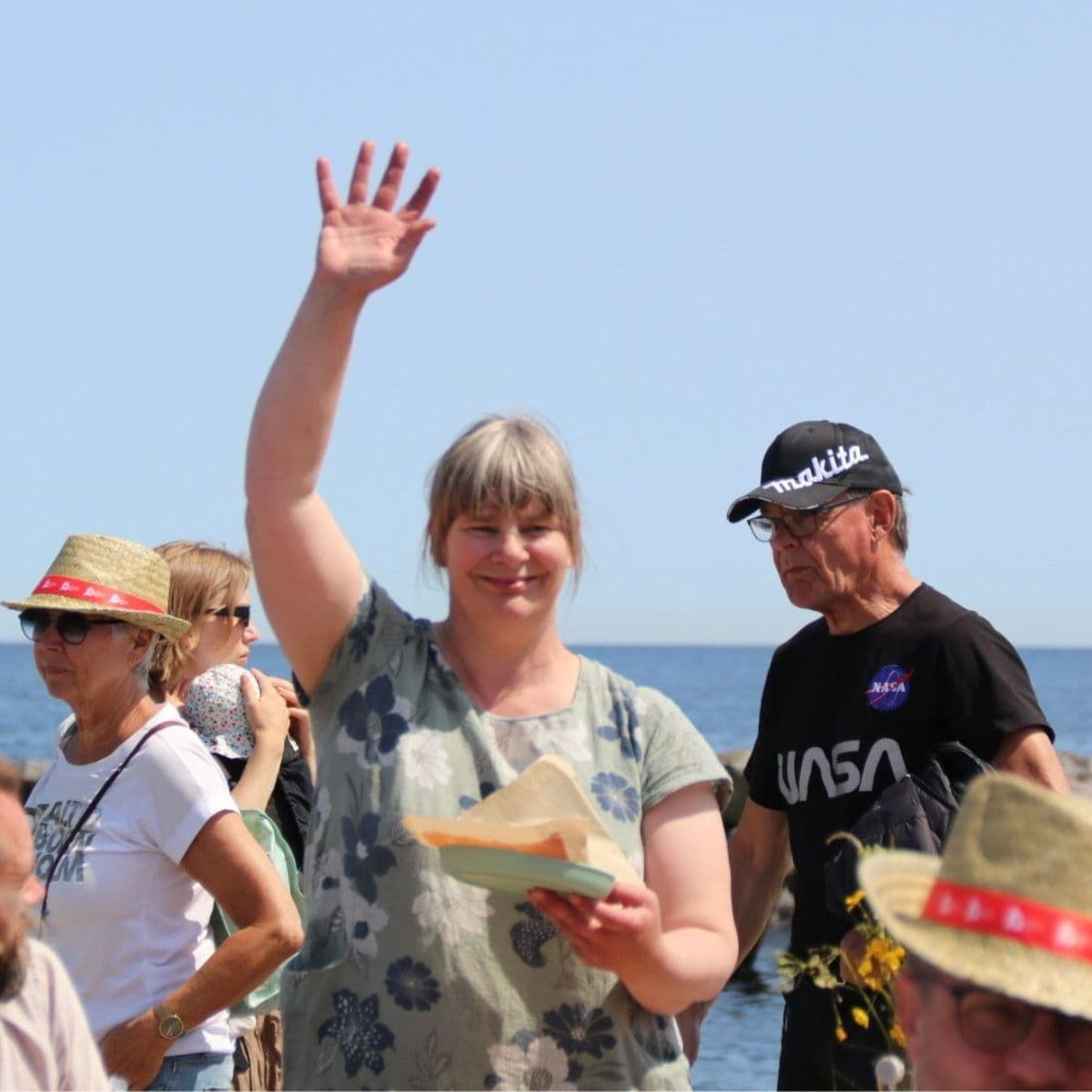 FOF-underviser Karen Gerding hjalp deltagere i gang med hjemmelavet fredagsslik på Folkemødet