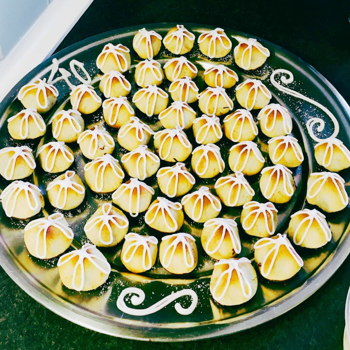 Deltager former og pynter kransekage på bagekursus