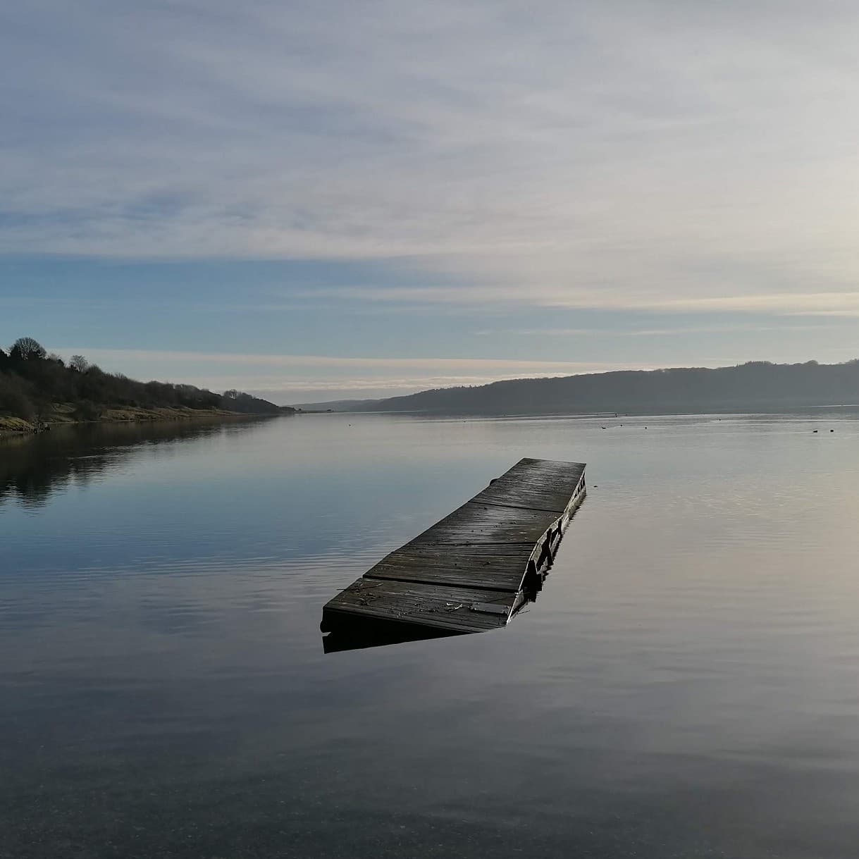 stille sø med gammel bro