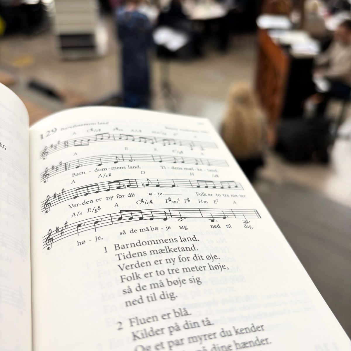 Stemmetræning med sange fra højskolesangbogen