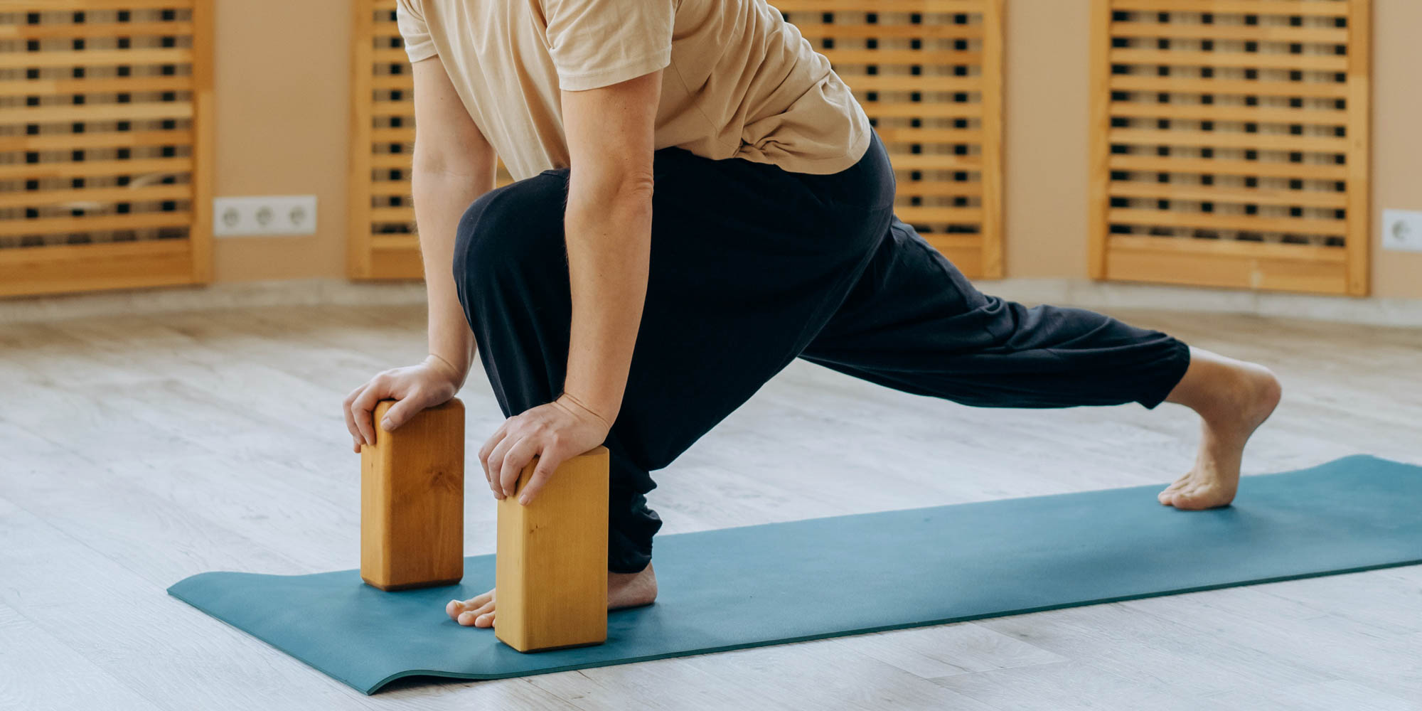 Mand udfører hatha yoga