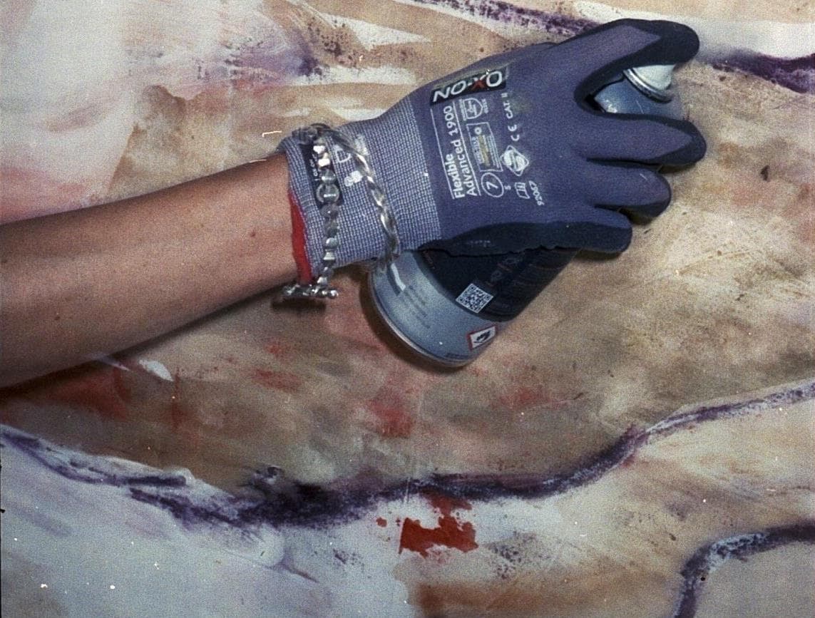 Kunstnere arbejder sammen i værksted med materialer og dialog som del af kunstnerisk fællesskab