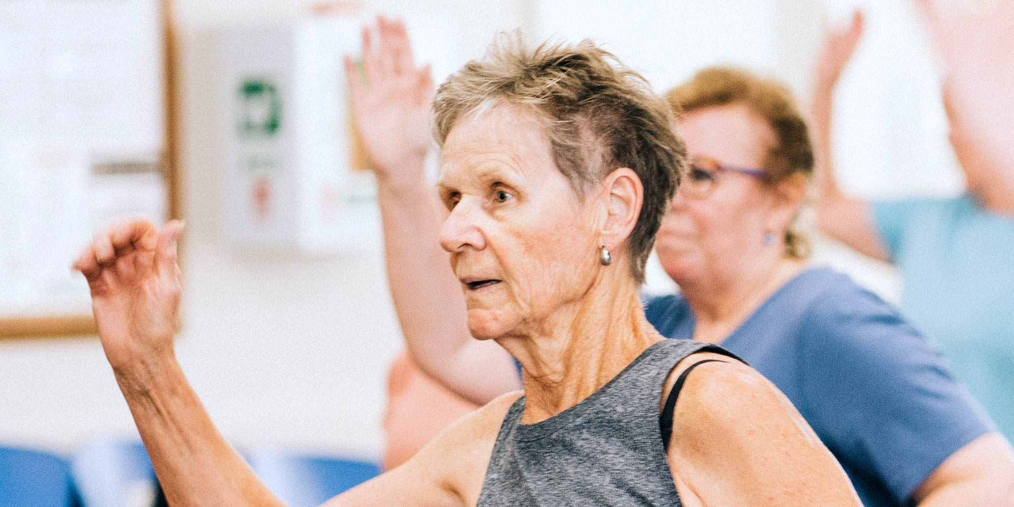 Deltagere danser ballroom fitness