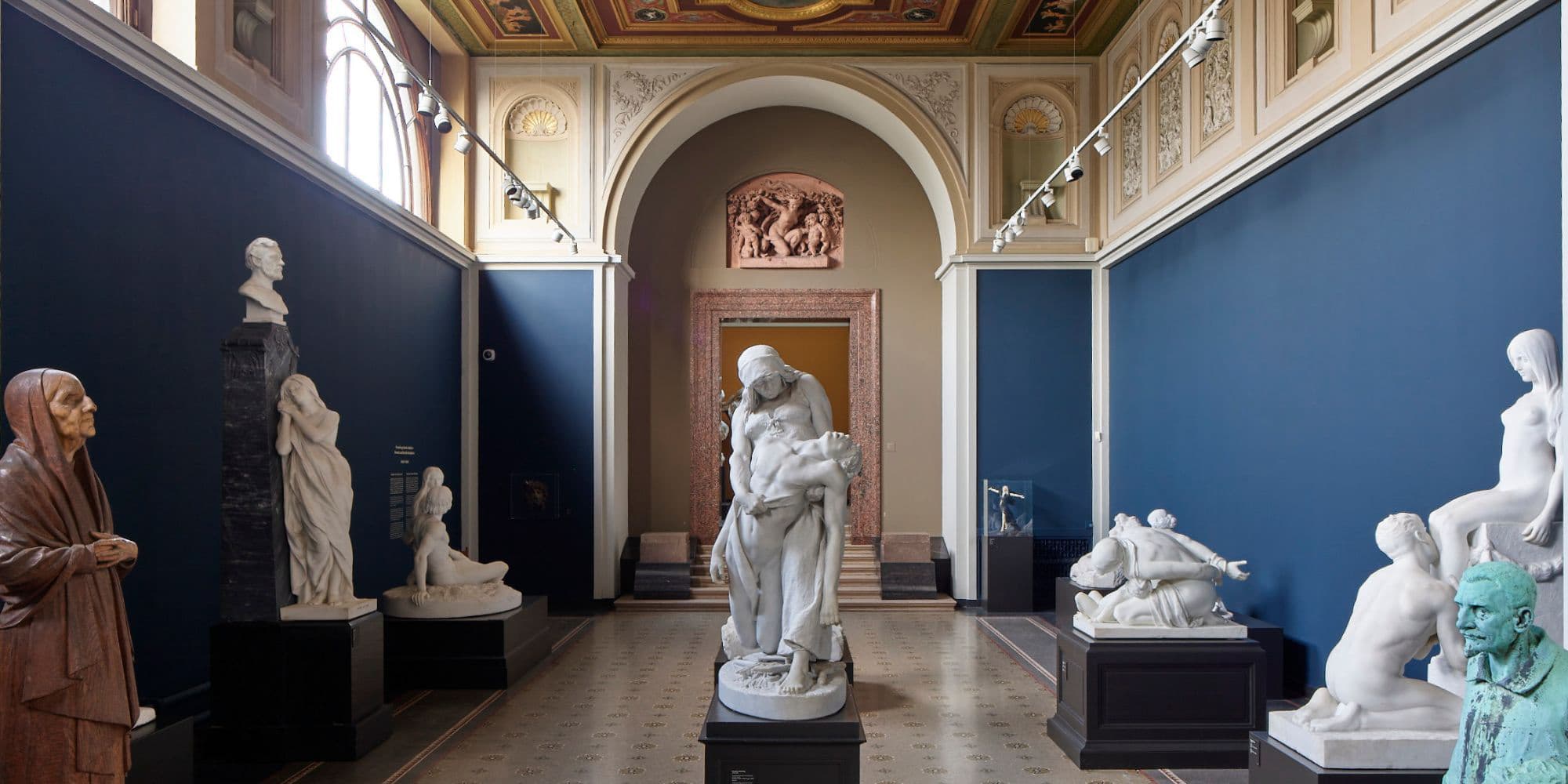 Deltagere tegner sig gennem Glyptoteket