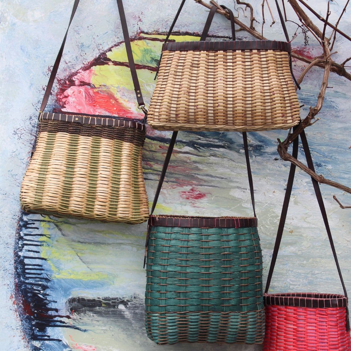 Flettekursus i rattan og peddigrør, lær at flette din egen taske med læderdetaljer og få teknikker til funktionelle og stilfulde tasker.