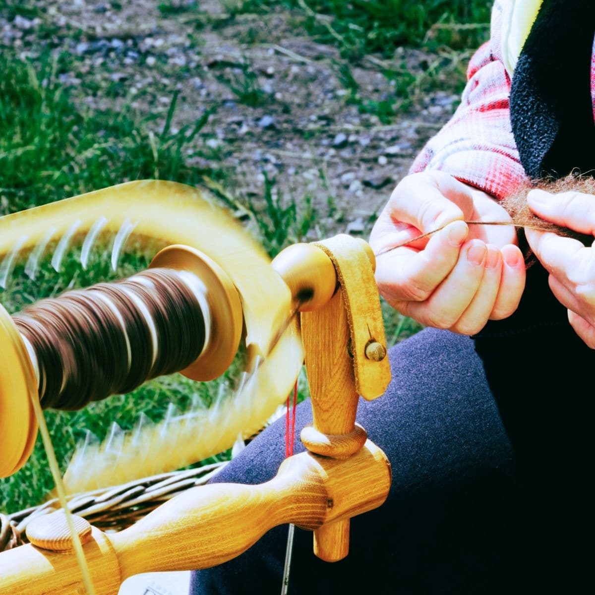 Underviser tvinder garn