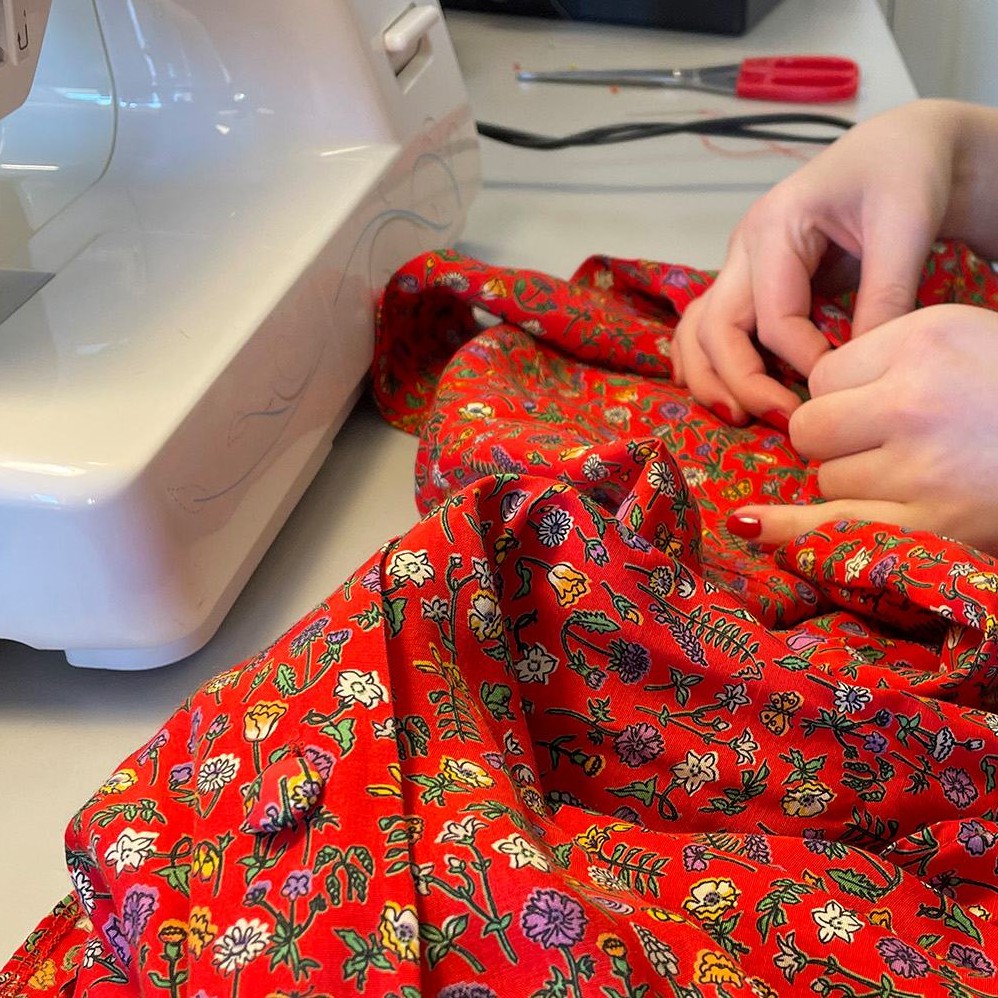 hænder i gang ved symaskinen