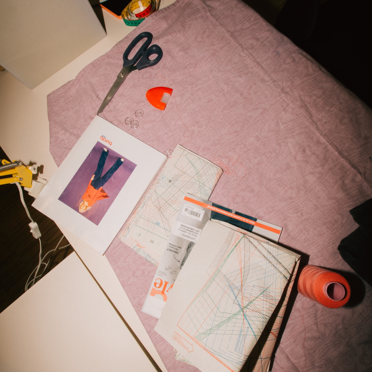 materialer til syprojekt ligger klar med stof, mønster og saks
