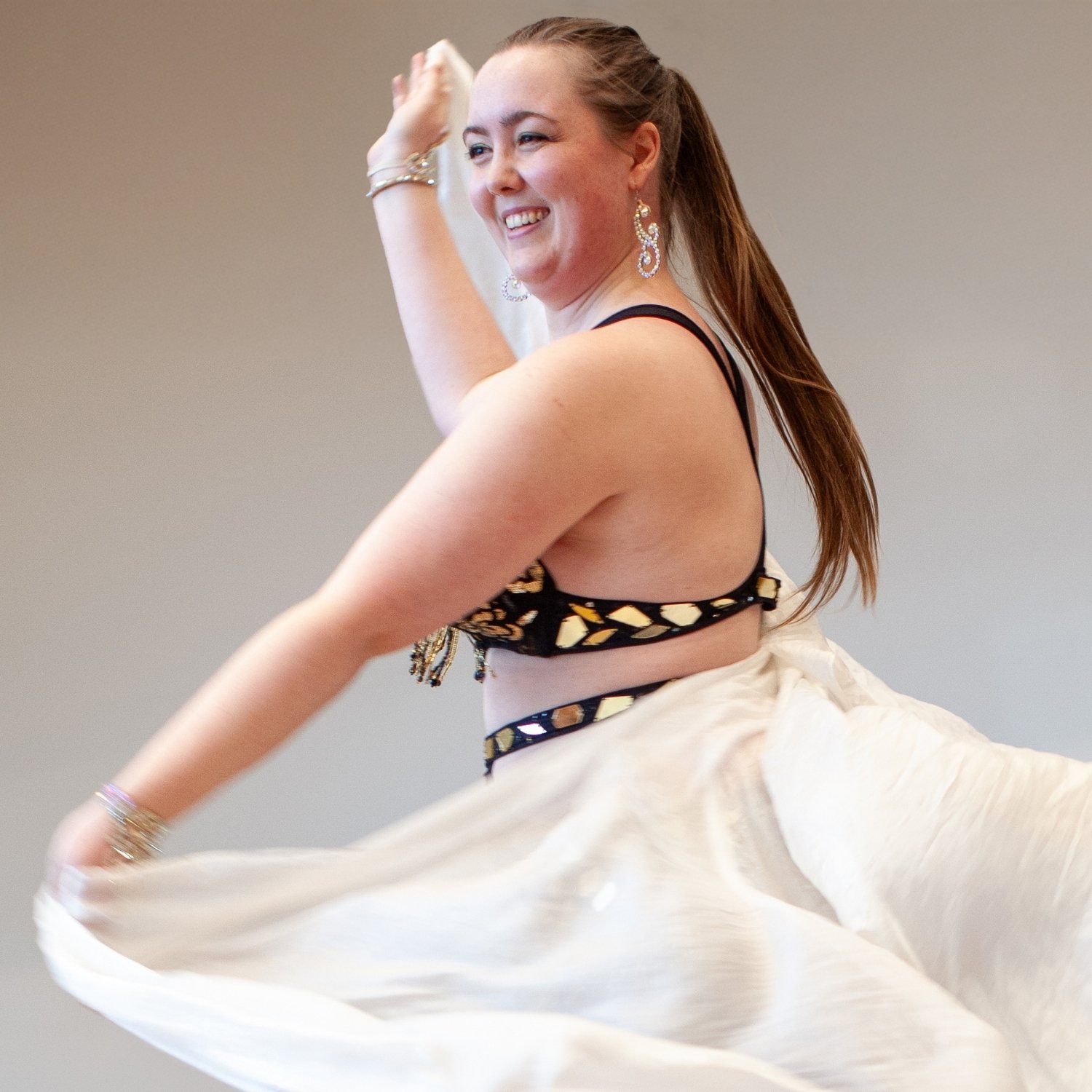 Amanda Bro der danser mavedans med et slør