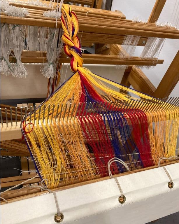 proces med væv gul rød og lilla tråd - fra Væverfuglens instagram