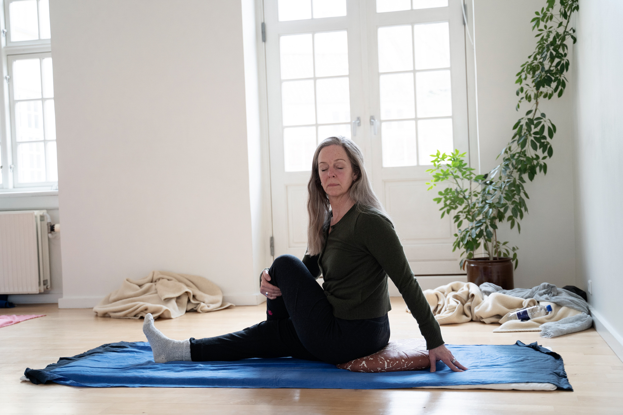 Kursist i mindful yoga under afspænding på ekstra langt yogahold