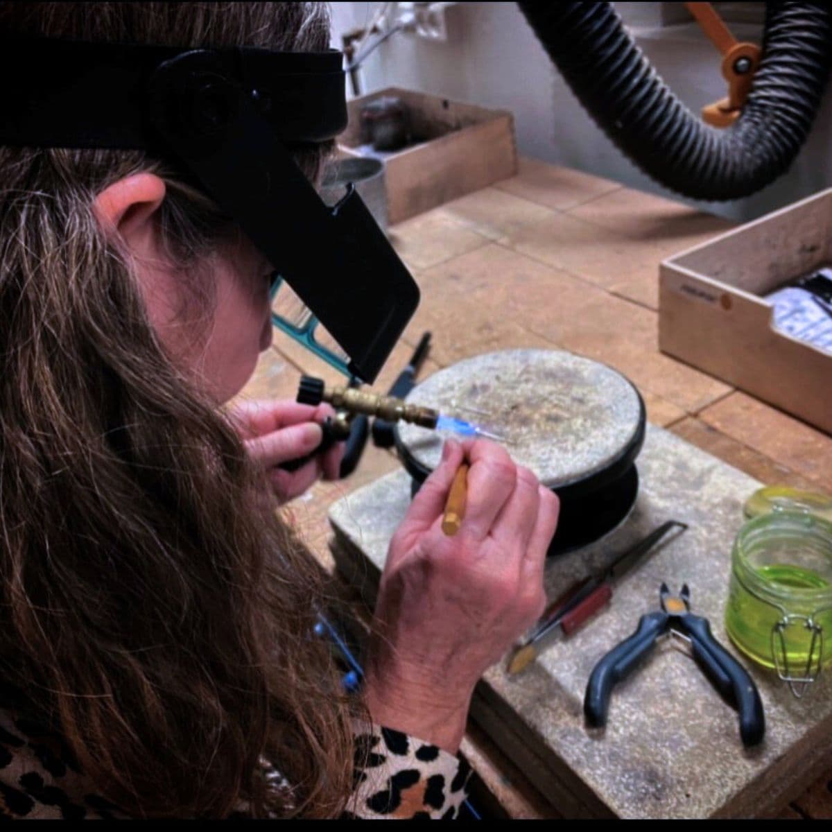 Kvinde der laver smykker