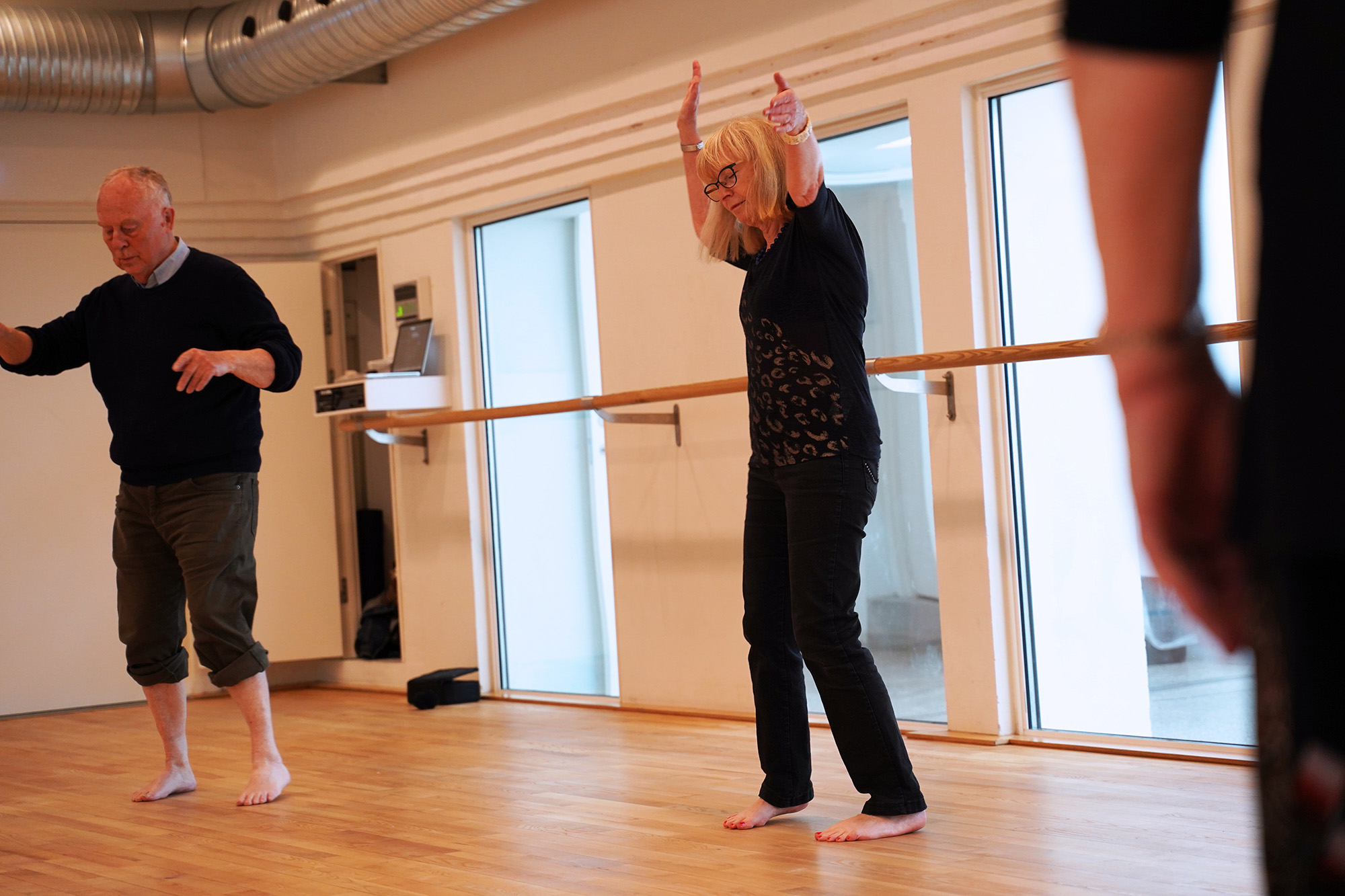 Deltagere danser zumba i roligt tempo