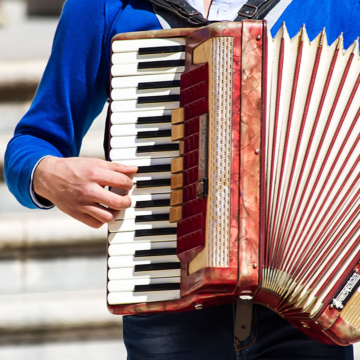 Mand spiller harmonika